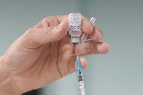 Греция вводит обязательную вакцинацию граждан старше 60 лет Греция вводит обязательную вакцинацию граждан старше 60 лет