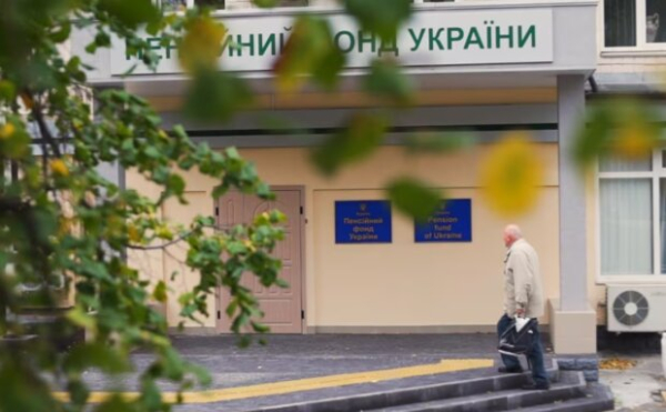 Перерасчет пенсий: сотрудники ПФУ выходят на встречную проверку, украинцев предупредили