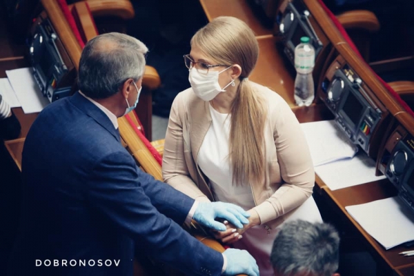 Тимошенко застукали в Раде за нежностями с "тайным поклонником"
Тимошенко застукали в Раде за нежностями с "тайным поклонником"
