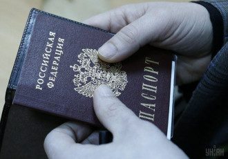 Эксперт объяснил планы Москвы по раздаче паспортов РФ на Донбассе
