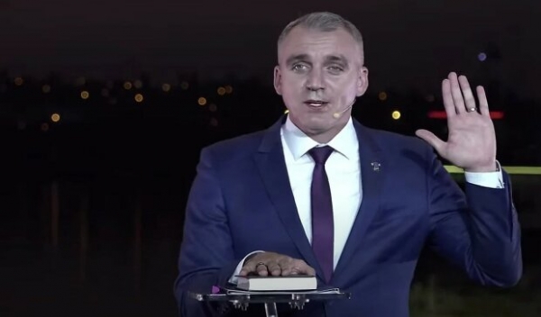 Мэр Николаева устроил публичное оправдание: положил руку на Библию и клялся Мэр Николаева устроил публичное оправдание: положил руку на Библию и клялся