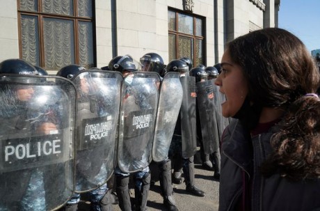 На митинге оппозиции в Ереване задержали десятки людей На митинге оппозиции в Ереване задержали десятки людей