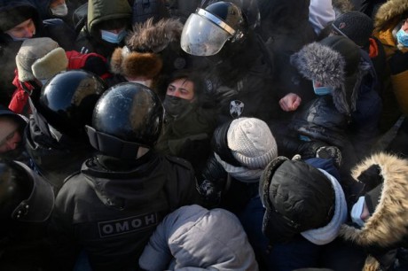 В России на акциях в поддержку Навального задержали более 200 человек В России на акциях в поддержку Навального задержали более 200 человек