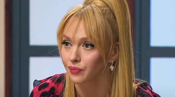 Оля Полякова раздвинула ножки в жарком танце перед мужчиной сзади: "Пошла работать" Оля Полякова раздвинула ножки в жарком танце перед мужчиной сзади: "Пошла работать"