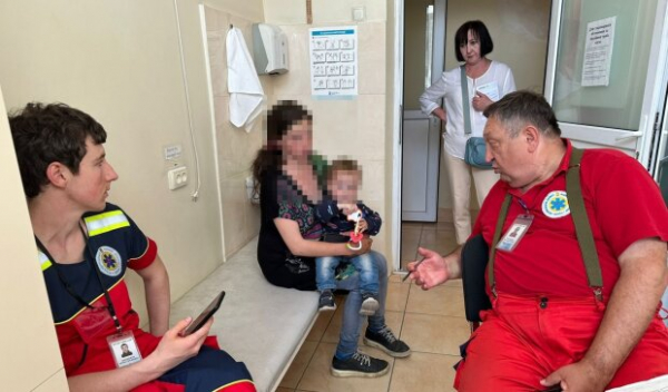 Женщина "таскала" 1,5-летнего ребенка по подвалам, живя в Украине без документов: "Малыш..."