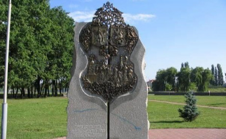 В Киеве демонтировали памятник в честь дружбы с Москвой В Киеве демонтировали памятник в честь дружбы с Москвой