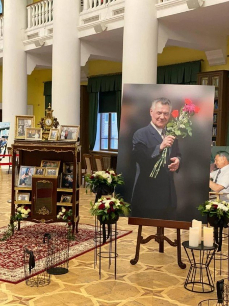 "Мы прощаемся с "Человеком эпохи": владелица ритуальной компании Алла Ландар об Александре Омельченко
"Мы прощаемся с "Человеком эпохи": владелица ритуальной компании Алла Ландар об Александре Омельченко