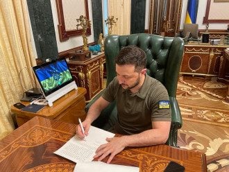 Зеленский подписал закон о ратификации Стамбульской конвенции
Зеленский подписал закон о ратификации Стамбульской конвенции