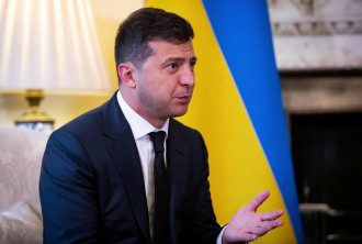 Зеленский объяснил, почему во время пандемии в Украине строят дороги

                        