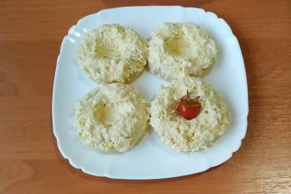 Быстрая закуска из сыра с яйцами, если подружки забежали на бокальчик чая: рецепт на миллион Быстрая закуска из сыра с яйцами, если подружки забежали на бокальчик чая: рецепт на миллион