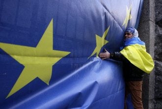 Еврокомиссия рекомендовала предоставить Украине статус кандидата в ЕС - Bloomberg
Еврокомиссия рекомендовала предоставить Украине статус кандидата в ЕС - Bloomberg