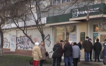 Навязывают ненужные платные услуги: как "Ощад" наживается на доверчивых пенсионерах Навязывают ненужные платные услуги: как "Ощад" наживается на доверчивых пенсионерах