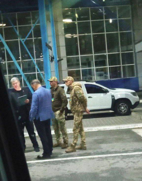Застрял на границе: Петр Порошенко пытается выехать из Украины в Польшу
Застрял на границе: Петр Порошенко пытается выехать из Украины в Польшу