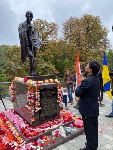 В Киеве открыли памятник Махатме Ганди В Киеве открыли памятник Махатме Ганди