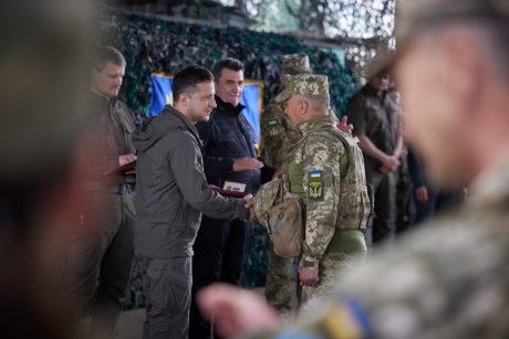 Президент встретился на передовой с военными и вручил им награды