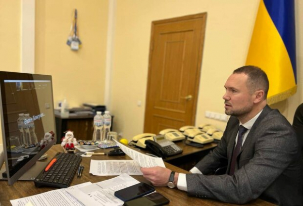 За голую "сиську" помощницы – министра Шкарлета в отставку: тысячи украинцев требуют расплаты За голую "сиську" помощницы – министра Шкарлета в отставку: тысячи украинцев требуют расплаты