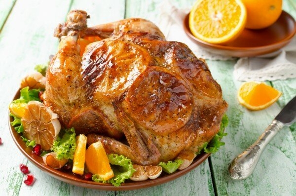 Курица запеченная с апельсинами — экзотическое блюдо, которое стоит копейки Курица запеченная с апельсинами — экзотическое блюдо, которое стоит копейки