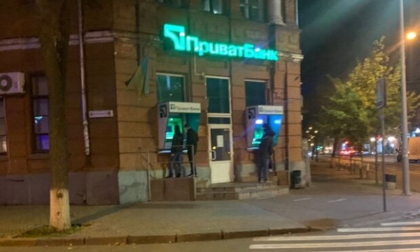 Украинцы жалуются на ПриватБанк: оставляют без денег заграницей, даже билет домой не купить Украинцы жалуются на ПриватБанк: оставляют без денег заграницей, даже билет домой не купить