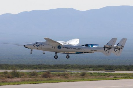 Корабль Virgin Galactic с Брэнсоном на борту успешно приземлился после полета в космос Корабль Virgin Galactic с Брэнсоном на борту успешно приземлился после полета в космос