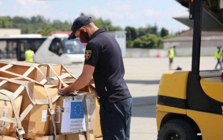Италия передала гумпомощь пострадавшим от паводков на Западе Украины Италия передала гумпомощь пострадавшим от паводков на Западе Украины