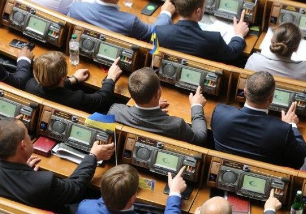 Верховная Рада одобрила заем в 600 млн евро от Евросоюза в обмен на реформы
Верховная Рада одобрила заем в 600 млн евро от Евросоюза в обмен на реформы