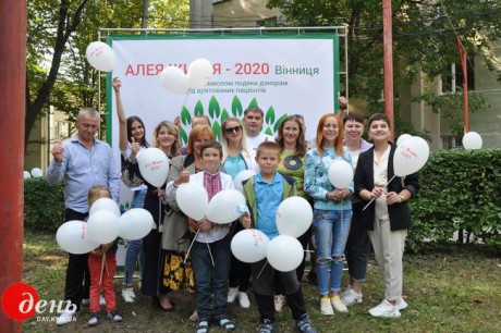 В Виннице люди, которые живут с трансплантированными органами, высадили молодые деревья в знак благодарности своим донорам В Виннице люди, которые живут с трансплантированными органами, высадили молодые деревья в знак благодарности своим донорам