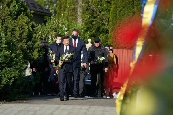 Зеленский на Закарпатье, Разумков в Киеве: как почтили память погибших воинов в Украине
Зеленский на Закарпатье, Разумков в Киеве: как почтили память погибших воинов в Украине