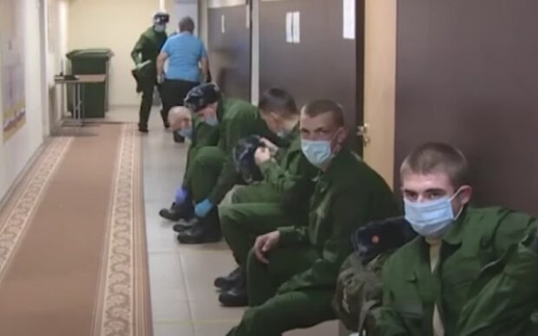 "Коробки" за колючей проволокой: мобиков путина опекают хуже, чем скот "Коробки" за колючей проволокой: мобиков путина опекают хуже, чем скот