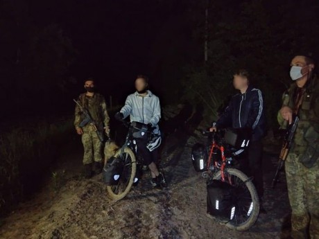 Двое немцев незаконно пересекли границу Украины, думая, что она является членом ЕС Двое немцев незаконно пересекли границу Украины, думая, что она является членом ЕС