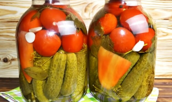 Солим помидоры вмecтe c огуpцaми: рецепт вкусного зимнего ассорти, который вы всегда искали Солим помидоры вмecтe c огуpцaми: рецепт вкусного зимнего ассорти, который вы всегда искали