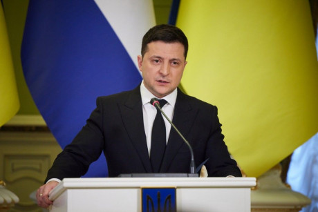 Украинским властям удалось стабилизировать курс гривны, она укрепляется, - Зеленский