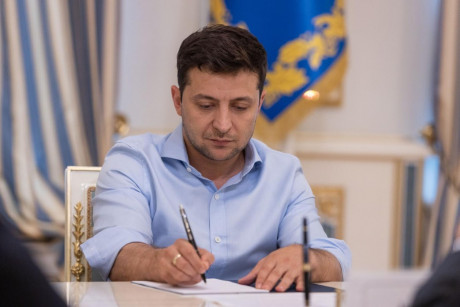 Зеленский ввел в действие решение СНБО о реформировании медицинской системы в Украине Зеленский ввел в действие решение СНБО о реформировании медицинской системы в Украине