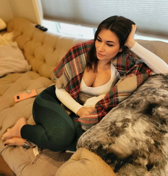 
Стримерша Наталия "Alinity" Моголлон показала голую грудь
 