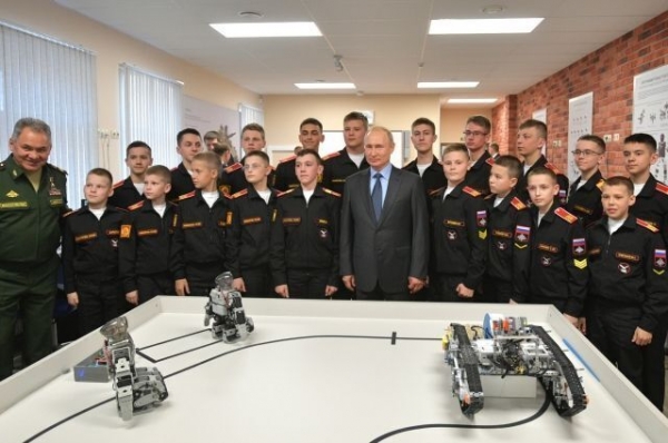 Топ-5 фото Путина, на которых его "подставили" с маленьким ростом
Топ-5 фото Путина, на которых его "подставили" с маленьким ростом
