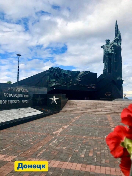 Сивохо заявил, что 9 мая его команда возложила цветы в Донецке. Фото
Сивохо заявил, что 9 мая его команда возложила цветы в Донецке. Фото