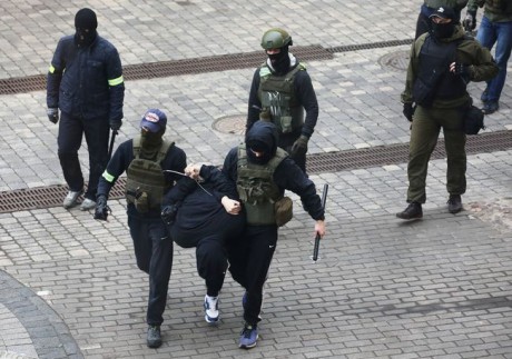 В Беларуси силовики уже второй день проводят обыски у журналистов