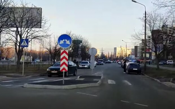 Водителям подготовили "необычные" дорожные знаки, но в обморок никто не упадет Водителям подготовили "необычные" дорожные знаки, но в обморок никто не упадет