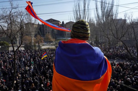 Протестующие в Ереване ворвались в правительственное здание