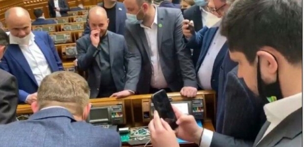 Людям разрешили сидеть по 4 человека, а Верховной Раде на карантин плевать Людям разрешили сидеть по 4 человека, а Верховной Раде на карантин плевать
