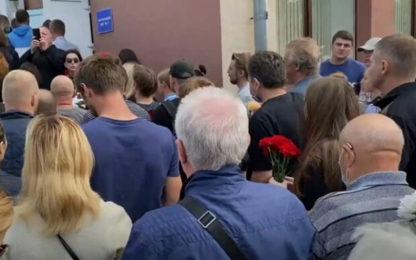 В Минске сотни человек провели в последний путь погибшего на протесте Тарайковского: "Пожалуйста, поймите..."