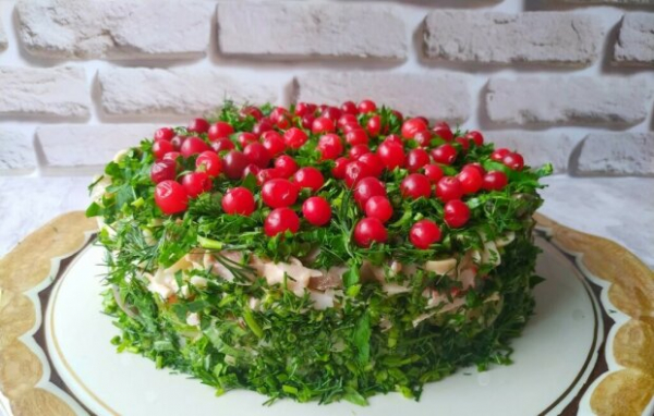 Рецепт салата "Сосновый бор" с грибами и крабовыми палочками к новогоднему столу: об оливье даже вспоминать не захочется Рецепт салата "Сосновый бор" с грибами и крабовыми палочками к новогоднему столу: об оливье даже вспоминать не захочется
