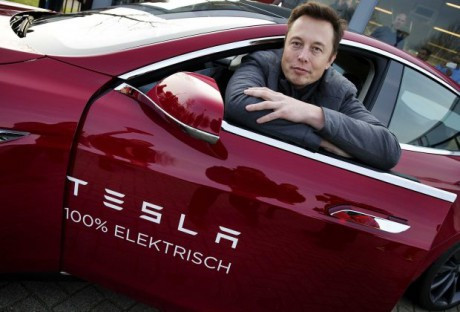 Tesla работает над созданием робота, который сможет заменить людей в выполнении монотонной работы Tesla работает над созданием робота, который сможет заменить людей в выполнении монотонной работы