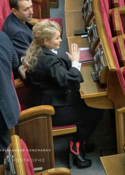 Тимошенко явилась в Раду в новом образе и в массивных ботильонах
Тимошенко явилась в Раду в новом образе и в массивных ботильонах