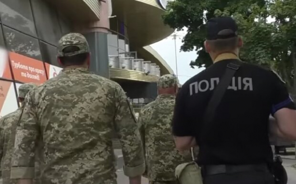 ТЦК призывают бизнес раздавать повестки: работодатели сопротивляются ТЦК призывают бизнес раздавать повестки: работодатели сопротивляются
