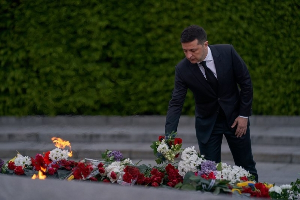 "Никогда не забудем!" Зеленский прибыл на Закарпатье и почтил память героев Второй мировой: фото
"Никогда не забудем!" Зеленский прибыл на Закарпатье и почтил память героев Второй мировой: фото