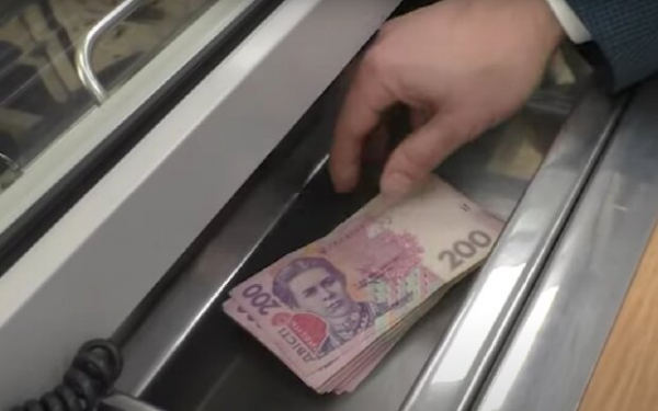 Денежная помощь в течение 3-х месяцев: украинцы могут получить более 10 тысяч гривен Денежная помощь в течение 3-х месяцев: украинцы могут получить более 10 тысяч гривен