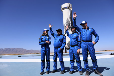 Компания Blue Origin отправила в космос старшего туриста в истории Компания Blue Origin отправила в космос старшего туриста в истории