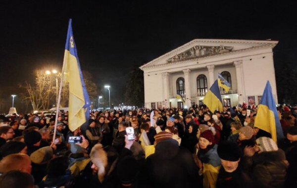 В прифронтовых городах люди массово выходят на улицы, с лозунгами и песнями против Путина: "Чтобы п*дло сдох" В прифронтовых городах люди массово выходят на улицы, с лозунгами и песнями против Путина: "Чтобы п*дло сдох"