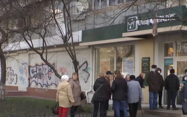 "Ощадбанк" оставил пенсионера без средств к существованию: пенсия "зависла" в воздухе "Ощадбанк" оставил пенсионера без средств к существованию: пенсия "зависла" в воздухе