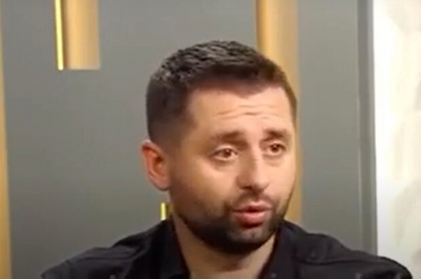 "Он так решил": Арахамия высказался об опросе Зеленского "Он так решил": Арахамия высказался об опросе Зеленского
